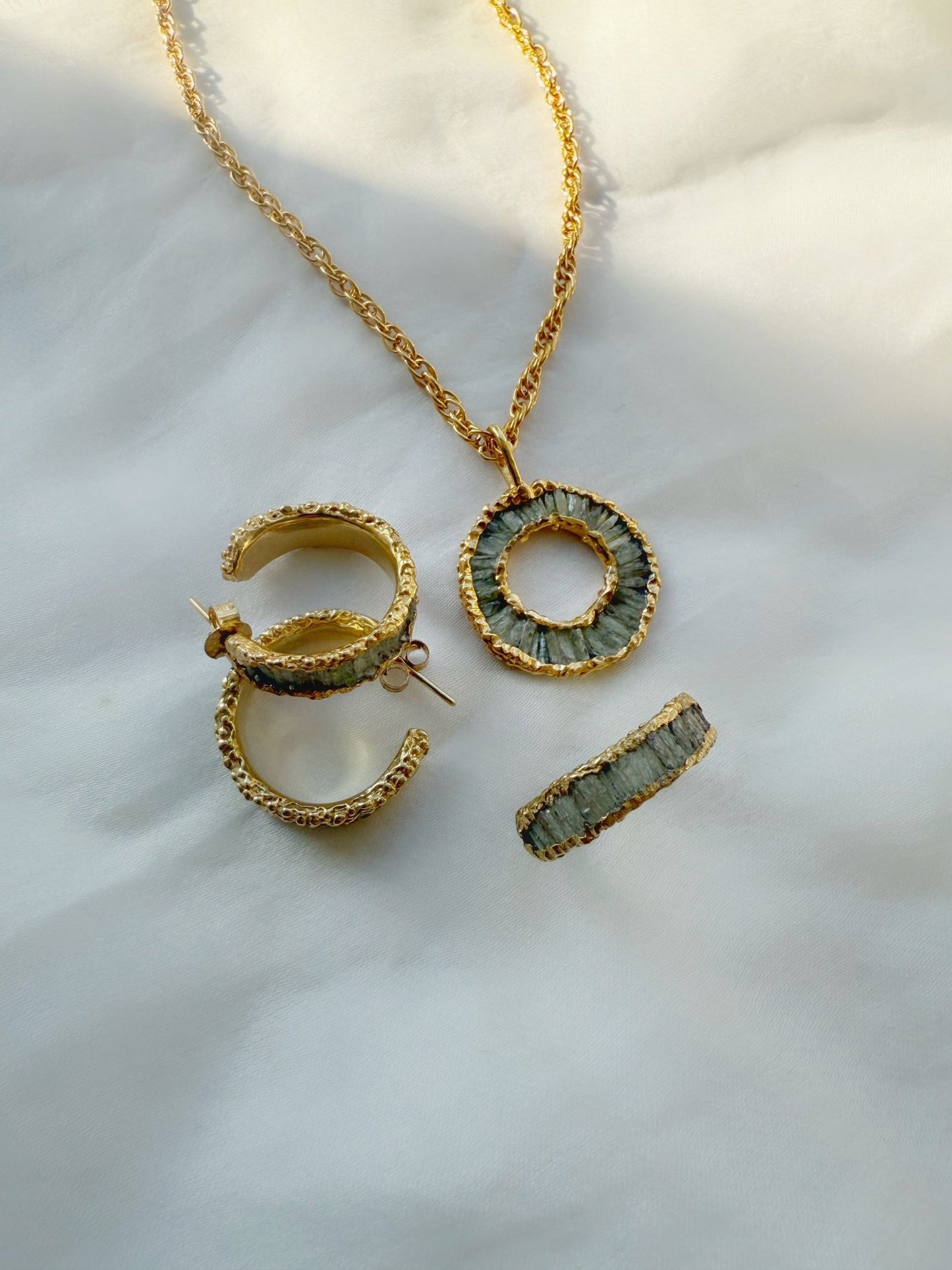 Kyanite Halo Necklace - Green - Oggie and Co