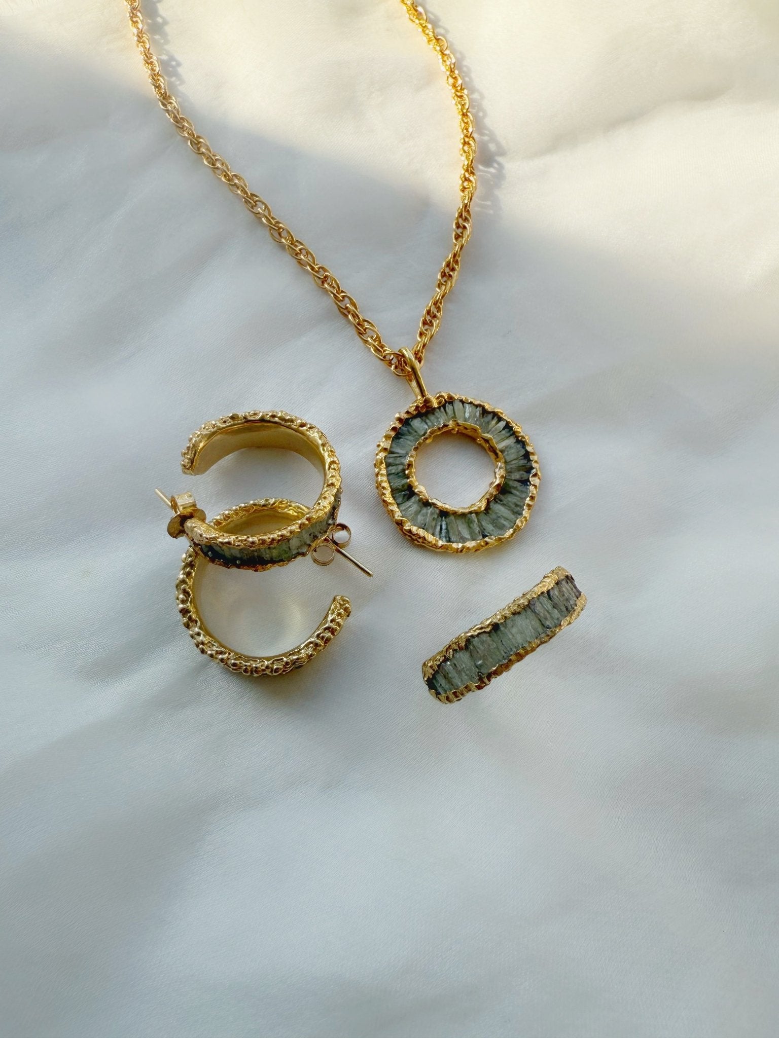 Kyanite Halo Necklace - Green - Oggie and Co