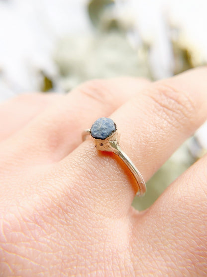 Raw Sapphire Ring - Oggie and Co